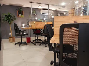 Ambiente de coworking com mesas compartilhadas