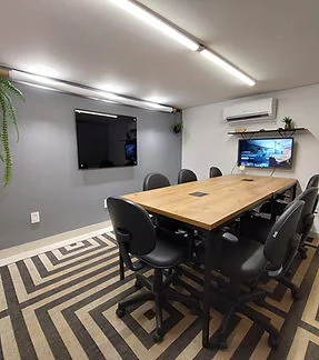 Detalhe da sala de reunião e estrutura para apresentações